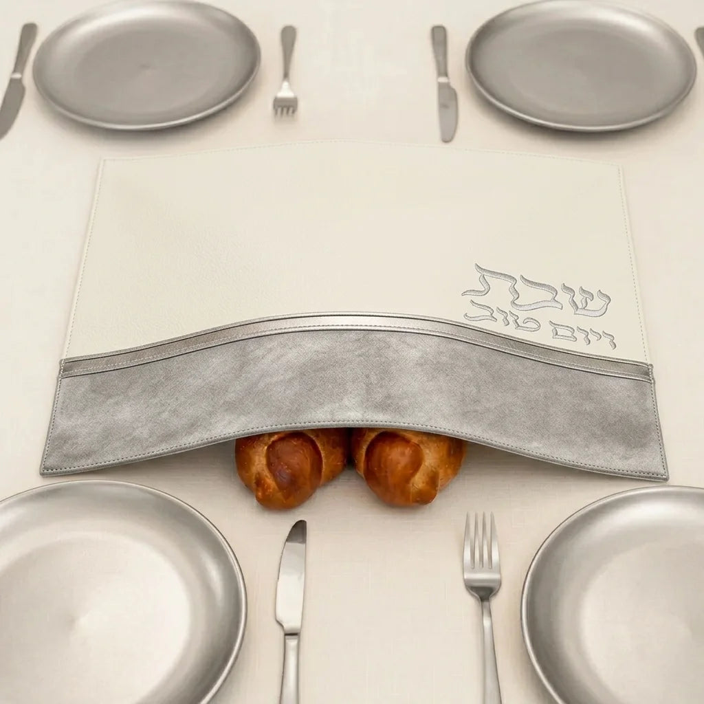 כיסוי חלה מהודר דמוי עור לבן וכסף עם הבלטות