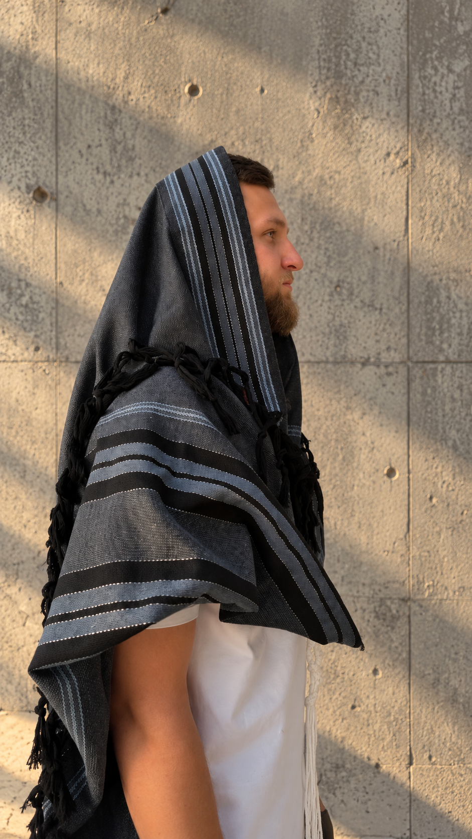 טלית צמר פרימיום דגם "הלל" שחור כחול שמיים
