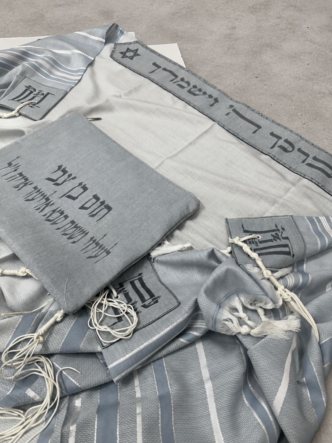 טלית הנצחה לעילוי נשמת +תיק טלית - תכלת