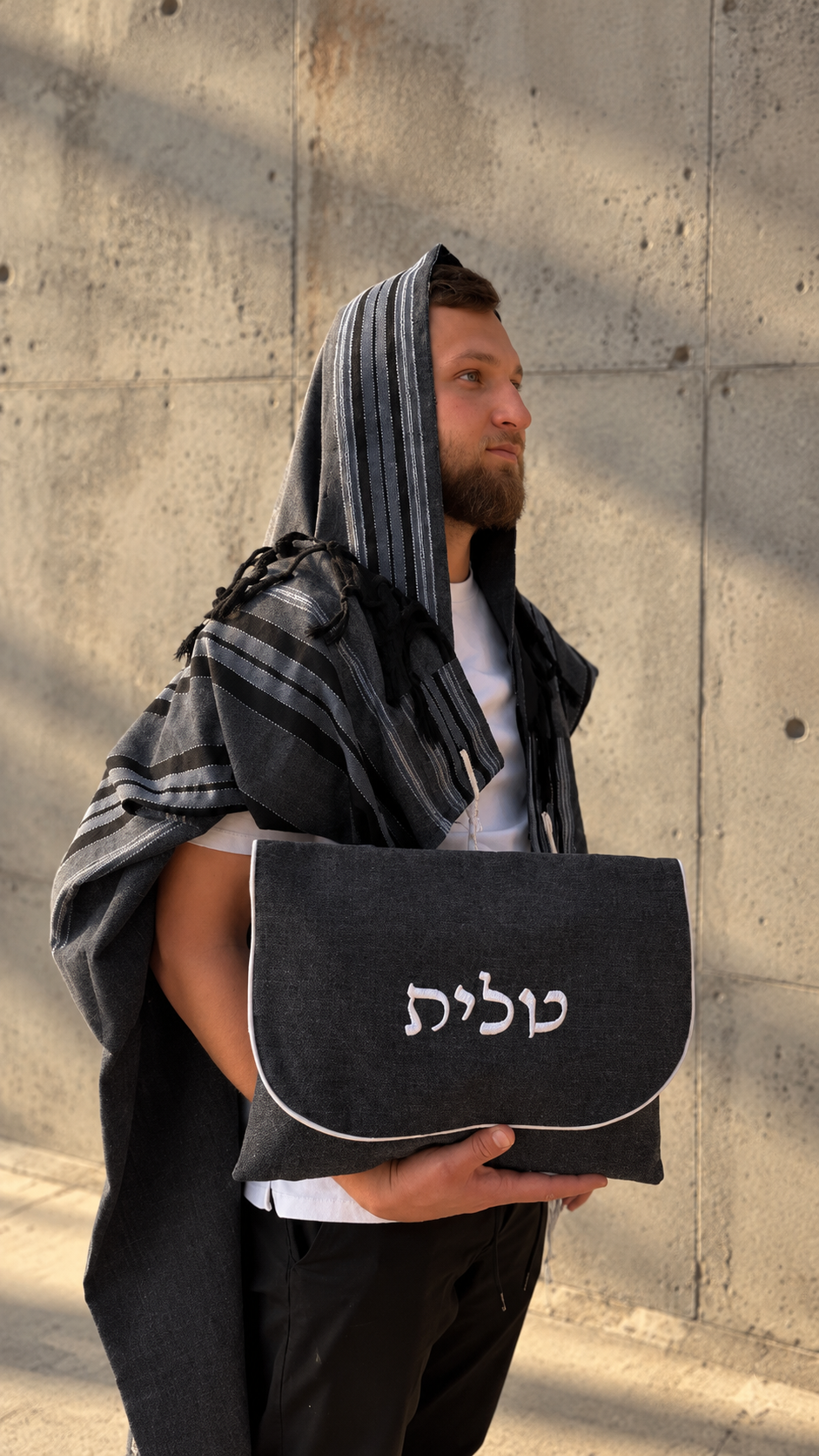 טלית צמר פרימיום דגם "הלל" שחור כחול שמיים